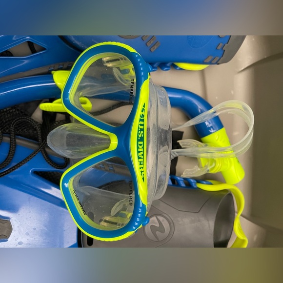 US Divers Kids Snorkeling Set with Mask Goggle Snorkel Fins Gear Bag - Picture 3 of 9